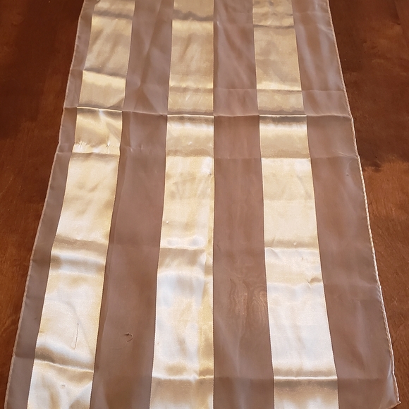 Gold-Stripped Table-Runner - Picture 8 of 8